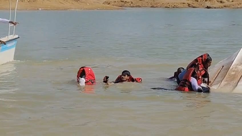 जशपुर के मयाली नेचर पार्क में बड़ा हादसा : सेल्फी लेते वक्त पलटी नाव, SDRF ने 7 लोगों की बचाई जान…